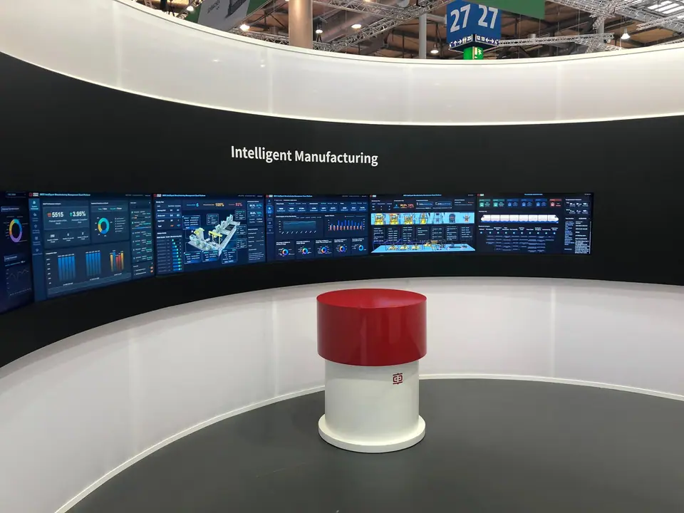 Geschwungene LED-Wand-Installation