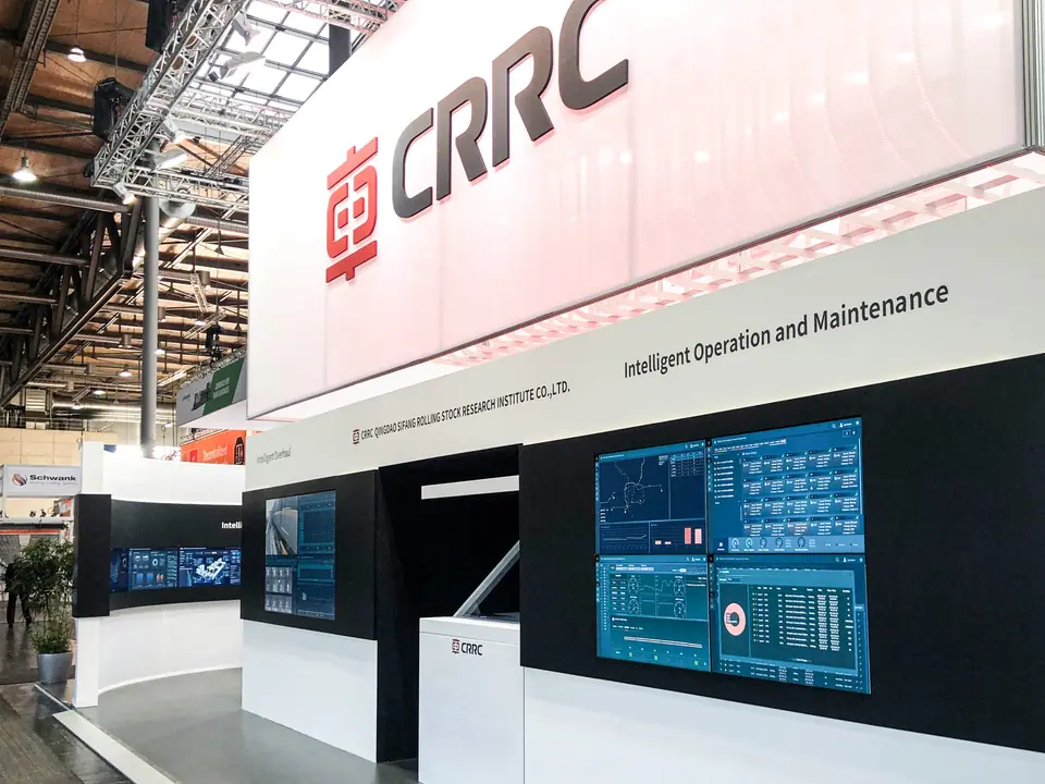 Messestand mit großflächiger LED-Wand