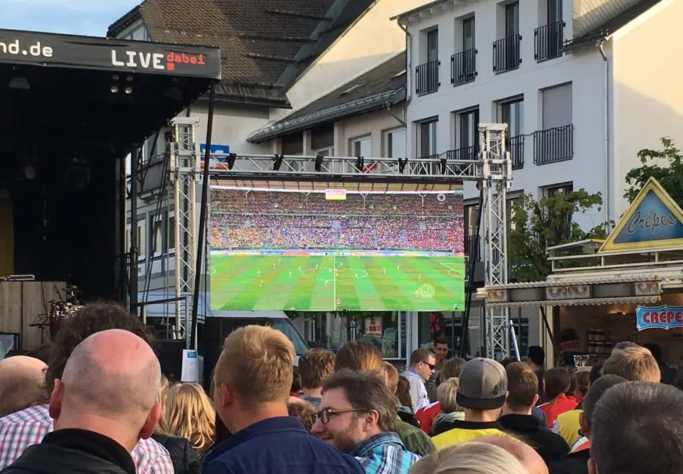 Outdoor-LED-Wand auf einer Bühne beim Public Viewing